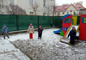 Dzieci bawią się na placu zabaw