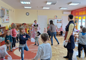 dzieci tańczą podczas koncertu muzycznego