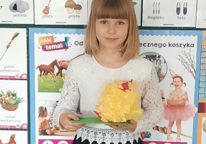 Dziewczynka prezentuje wykonanego kurczaczka