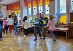 dzieci tańczą podczas koncertu ludowego