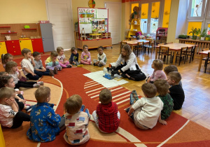 Dzieci obserwują przebieg eksperymentu