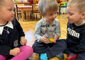 Dzieci patrzą na surowe jajko