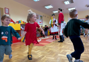 Dzieci tańczą ppodczas koncertu
