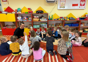 Dzieci słuchają książki czytanej przez mamę Stasia