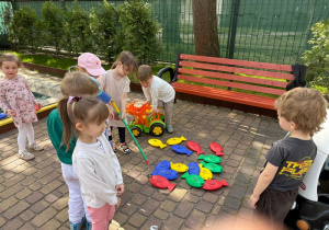 Dzieci łowią plastikowe rybki
