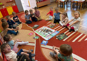 Dzieci patrzą na książki