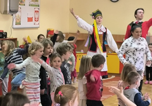 Koncert muzyczny i wspólne tańce