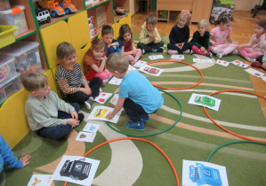 Dzieci biorą udział w zajęciach o segregowaniu śmieci.