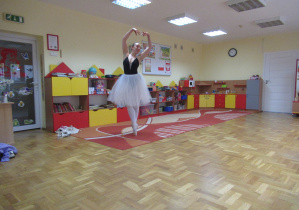 Pani w stroju baletnicy tańczy.