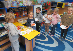 Dzieci robią sobie kanapki na śniadanie.