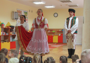 Pani i pan ubrani w ludowe stroje.
