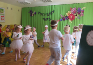 Dzieci maszerują w dwóch kołach.