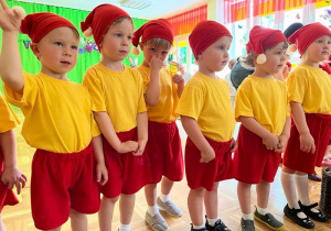 Dzieci przebrane za krasnoludki