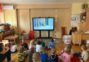 Dzieci oglądają film na temat kampanii Rowerowy Maj