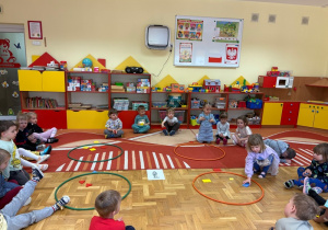 Dziewczynka klasyfikuje klocki - figury geometryczne