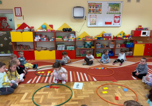 Dziewczynka liczy klocki