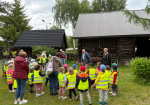 Dzieci stoją przed stodołą