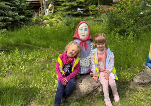Dziewczynki pozują obok rzeźby