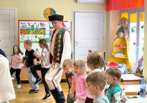 Dzieci tańczą
