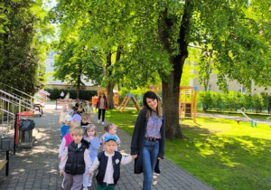 Dzieci spacerują po placu zabaw