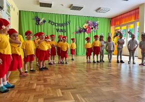Dzieci śpiewają piosenkę podczas występu z okazji Dnia Rodziny