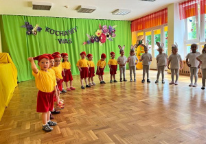 Dzieci śpiewają piosenkę podczas występu z okazji Dnia Rodziny