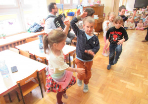 Dzieci tańczą.