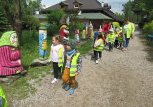 Przedszkolaki spacerują.