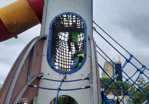 Zabawy podczas spaceru na plac zabaw
