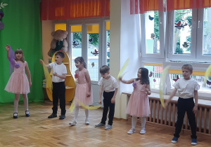 Dzieci podczas występu z okazji Dnia Mamy i Taty