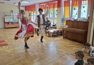Artyści w tańcu podczas koncertu muzycznego