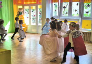 Dzień Rodziny- dzieci podczas tańca