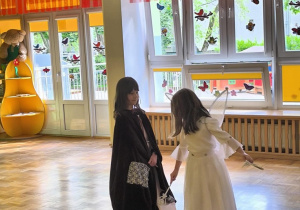 Dzień Rodziny- dziewczynki w roli Kopciuszka i Wróżki