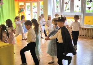 Dzień Rodziny- dzieci podczas przedstawienia dla Rodziców