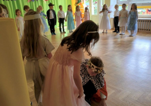 Dzień Rodziny- dzieci w trakcie przedstawienia Kopciuszek