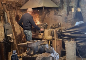 Wycieczka do Kawęczyna i pokaz sztuki kowalskiej
