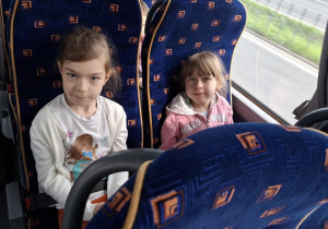 Dziewczynki podczas podróży autokarowej do Kawęczyna