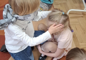 Dzieci podczas zabawy ,,Zgadnij Kto?"