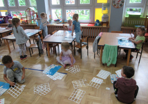 Dzieci układają litery i cyfry w klaserze.