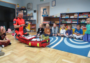 Dzieci podczas warsztatów z pierwszej pomocy.
