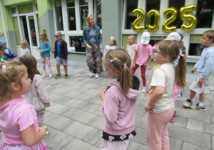 Dzieci tańczą na tarasie podczas pikniku.
