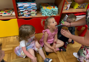 Dziewczynka próbuje smaku miodu