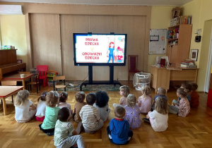 Dzieci oglądają film edukacyjny na temat obowiązków i praw dziecka