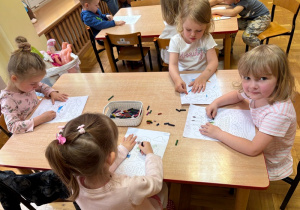 Dzieci kolorują