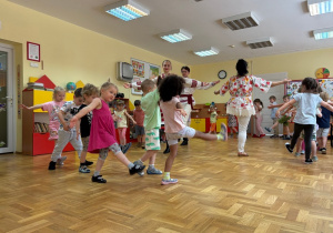 Dzieci tańczą