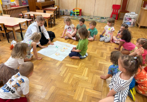 Chłopiec układa figury geometrczne