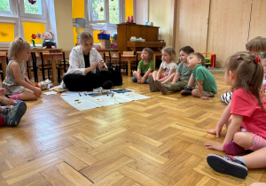 Dzieci uczestniczą w zajęciach Labo Odkrywcy