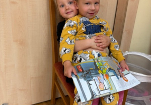 Chłopiec siedzi na kolanach koleżanki