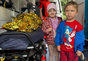 Dzieci stoją w ambulansie