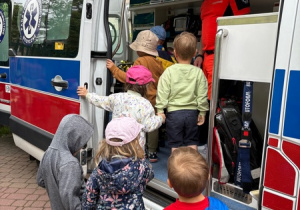 Dzieci wchodzą do ambulansu